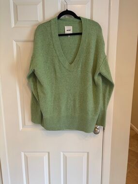aerie Women’s Light Green V-Neck Pullover Sweater. Oversized fit